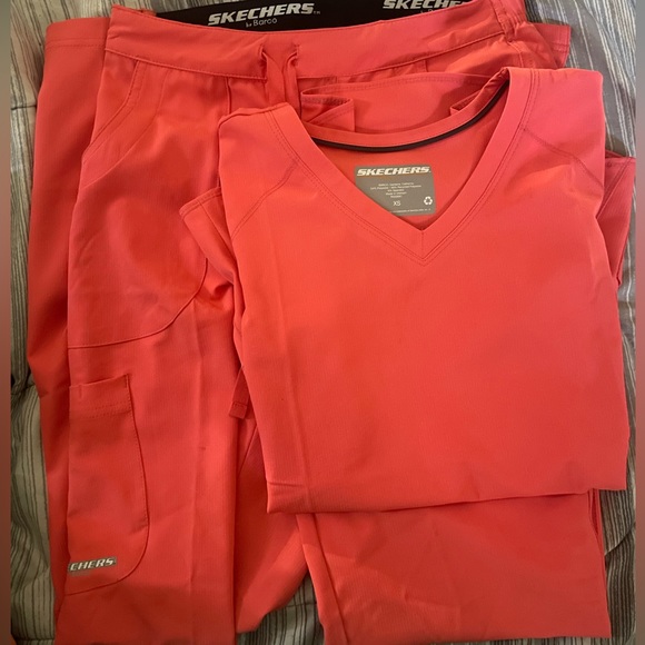 XS Hot Pink Sketchers scrubs - Picture 1 of 3